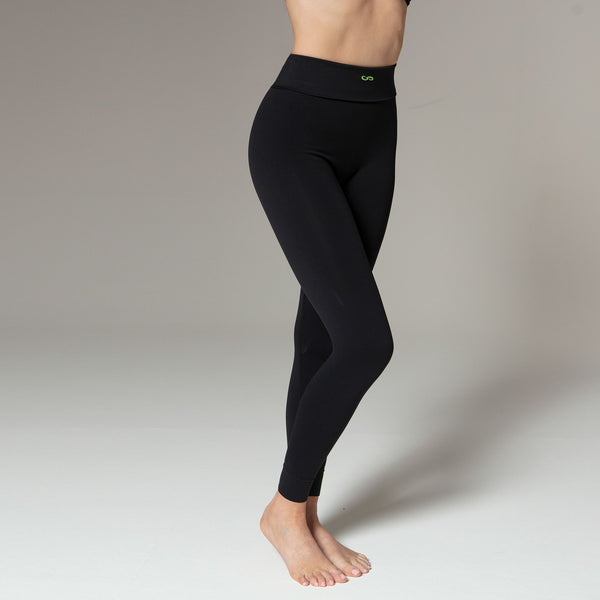 Dettaglio dei leggings tecnici Gsclosure con effetto snellente sulla silhouette indossati a vita bassa.