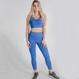 Modella con leggings Active Indaco Gsclosure a raggi infrarossi per il microcircolo.