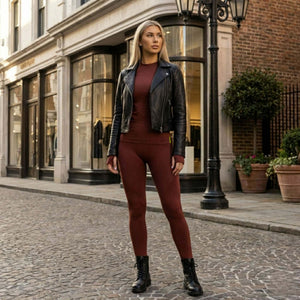 Modella in posa rilassata con leggings mogano Gsclosure per mostrare la vestibilità e il sostegno muscolare freestyle.